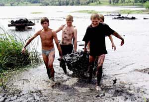 Дети "моют" уголь на реке Кальмиус